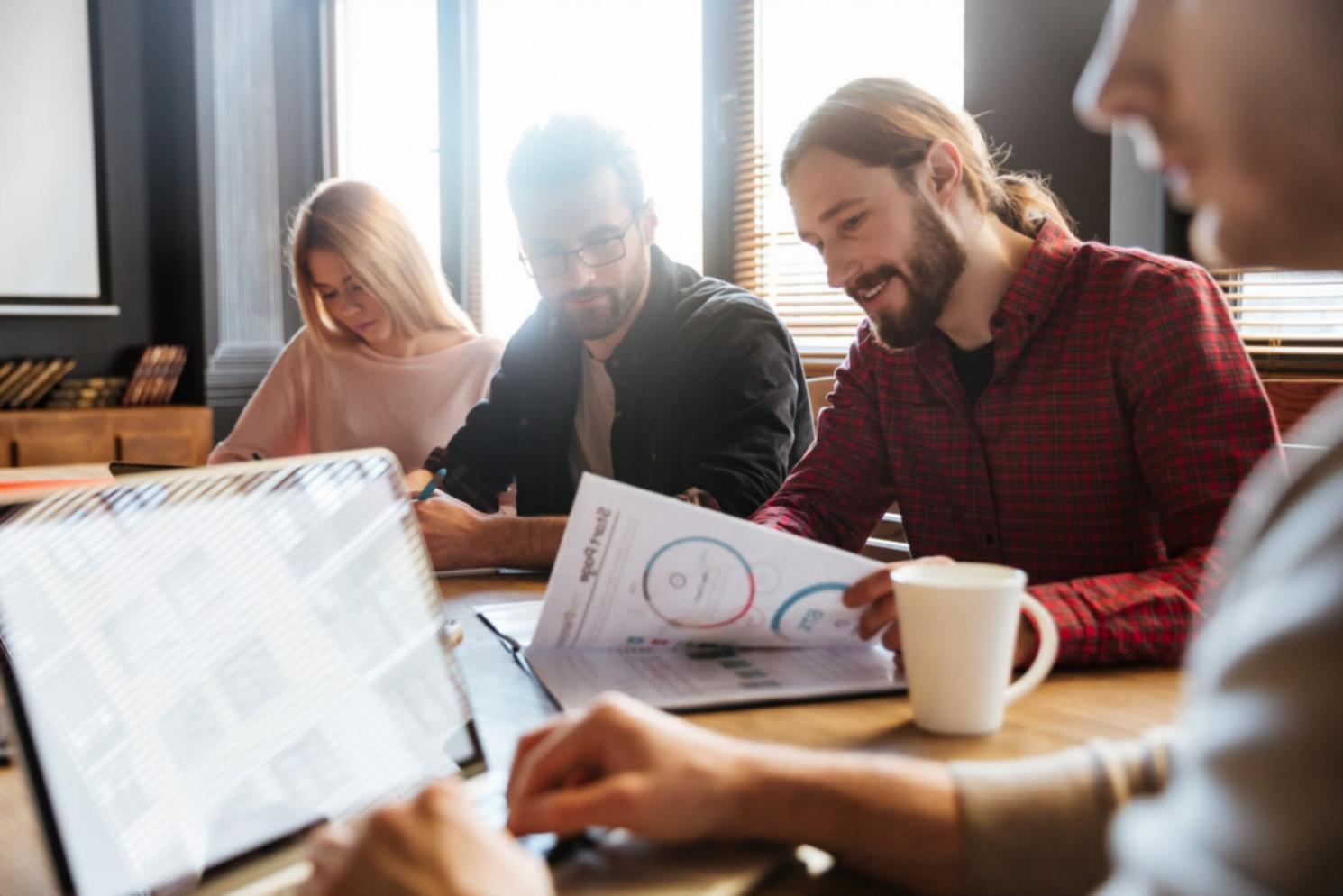 Consultant en planification budgétaire travaillant sur des analyses financières détaillées