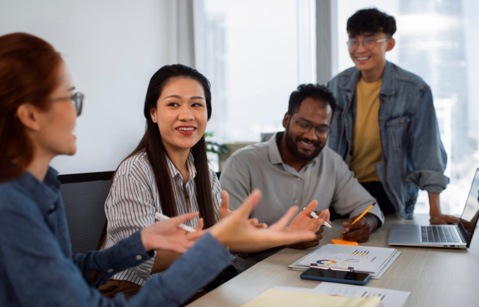 Équipe therionava travaillant sur des stratégies budgétaires personnalisées