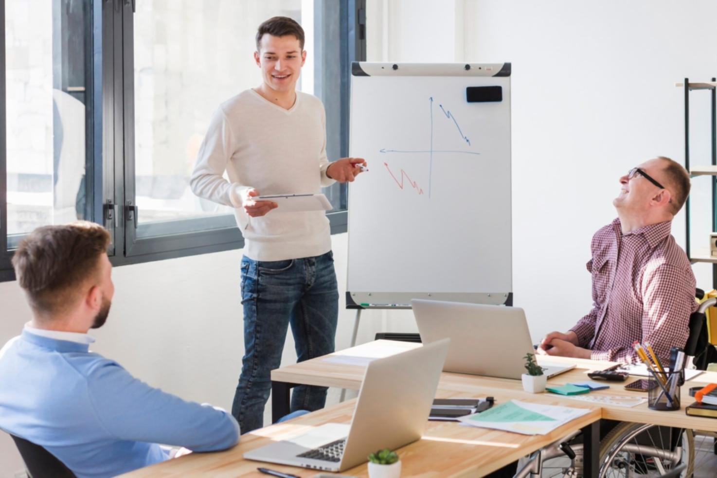 Équipe de conseillers therionava travaillant ensemble sur des plans budgétaires personnalisés