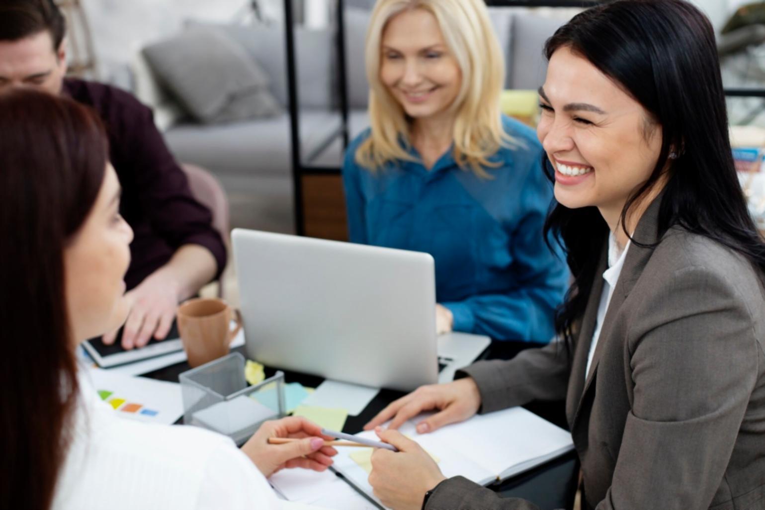 Équipe de consultants therionava analysant des données financières pour optimiser les stratégies budgétaires