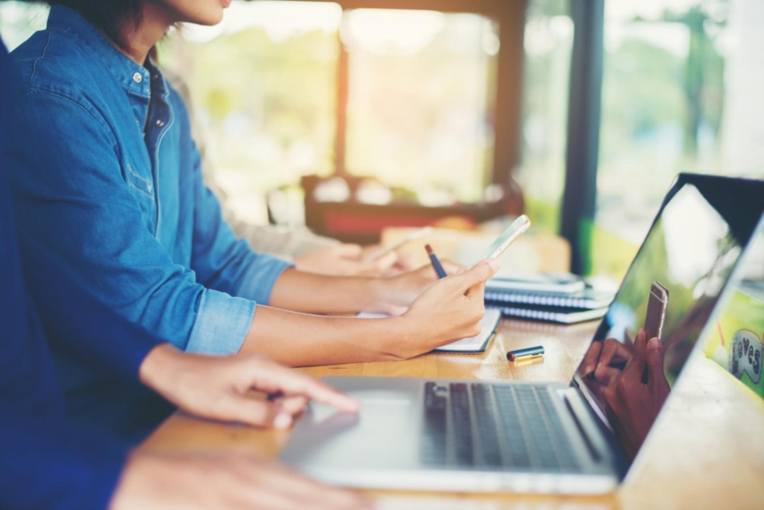 Espace de travail collaboratif avec vue sur Le Havre